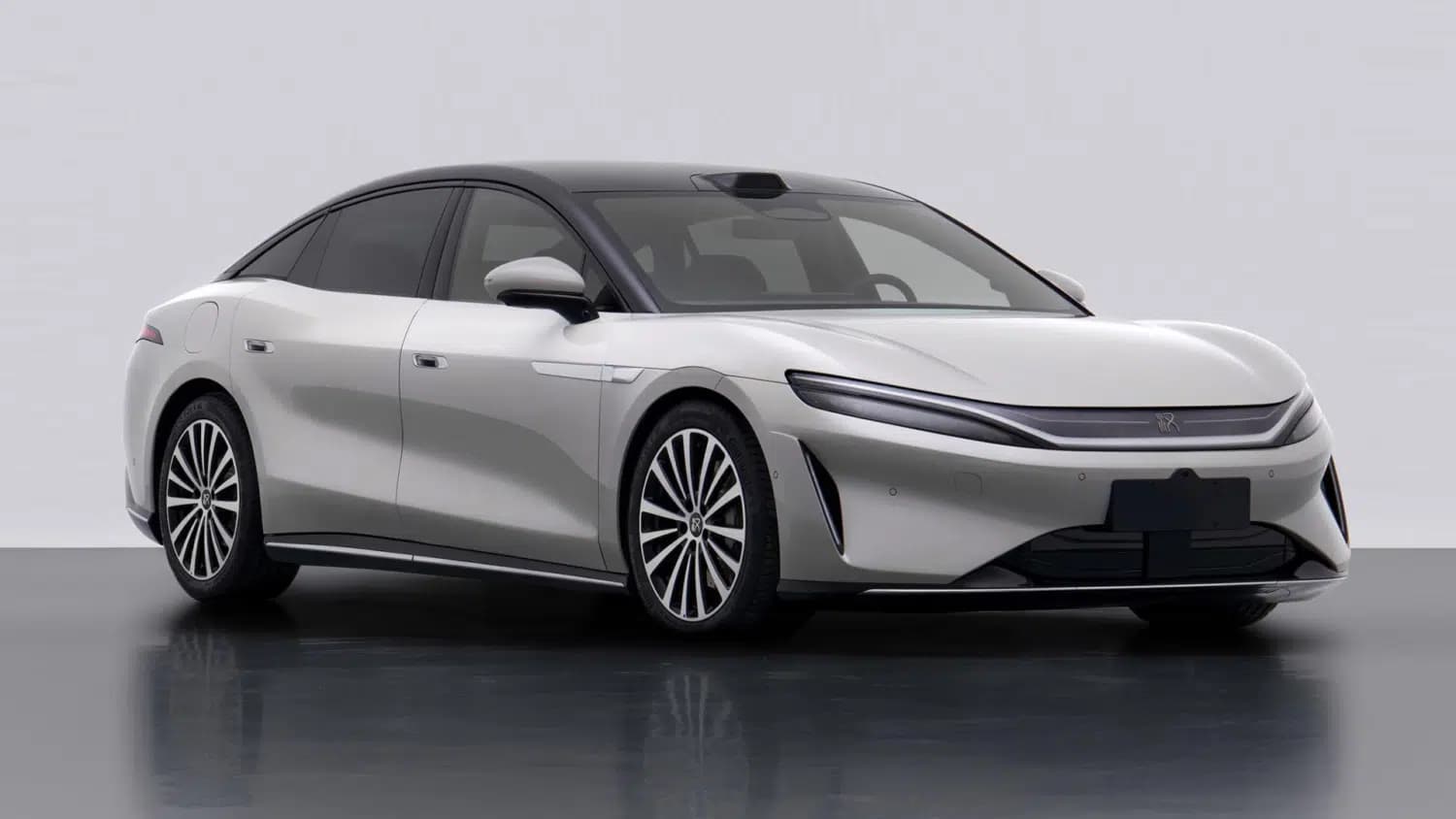 BYD Great Han представляет ключевые характеристики с мощностью до 764 л.с. и запасом хода 1,008 км