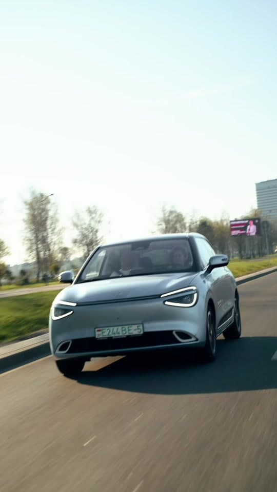 DF BOX против Geely EX2 - реальный тест 333 км! Мы пригласили владелиц электромобилей Полину и Елену, вместе проехали 330 км и сравнили: — Реальный расход kWh/100км с потерями; — Настоящий запас хода на скорости 80 км/ч; — Время зарядки и максимальную мощность; — Разгон 0–100; — Пользовательский опыт, вместительность, ассистенты, опции. Условия теста: 3 пассажира в машине +15°-20° спокойный travel-режим Запас хода: больше у DF BOX за счет бОльшей емкости батареи Расход почти равный: ~16 kWh/100 