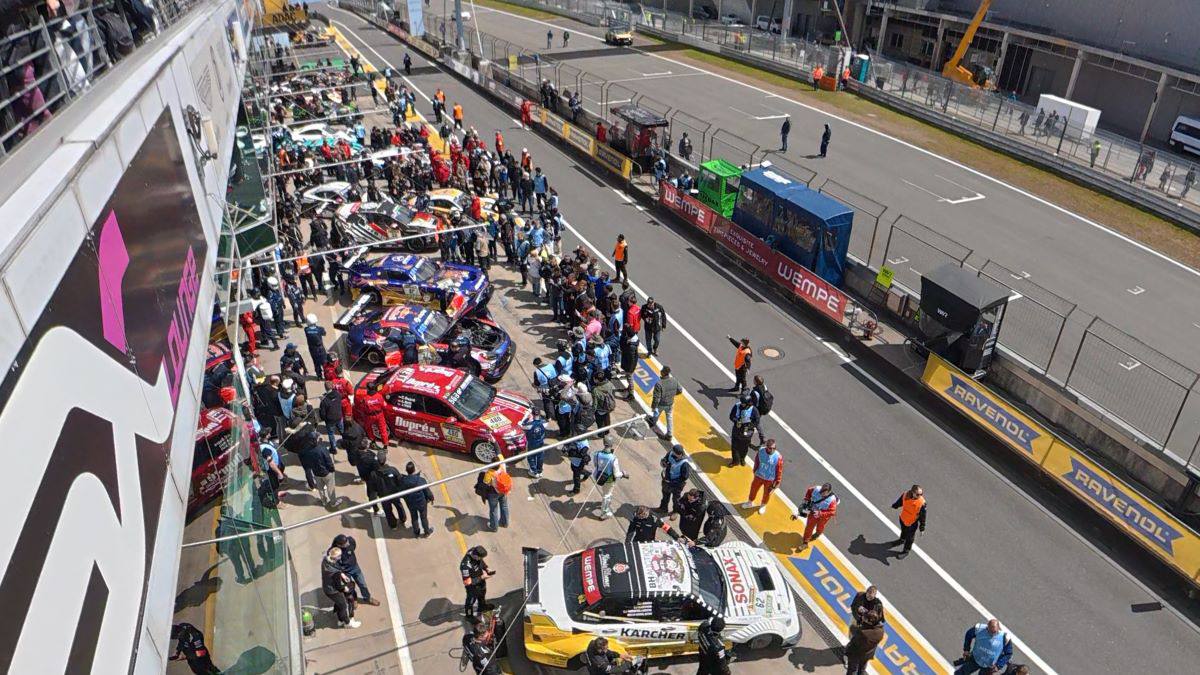 «За „пожившими“ шинами стоят очереди». Белорус рассказал про ADAC RAVENOL 24h Nürburgring Побывать на настоящих гонка…