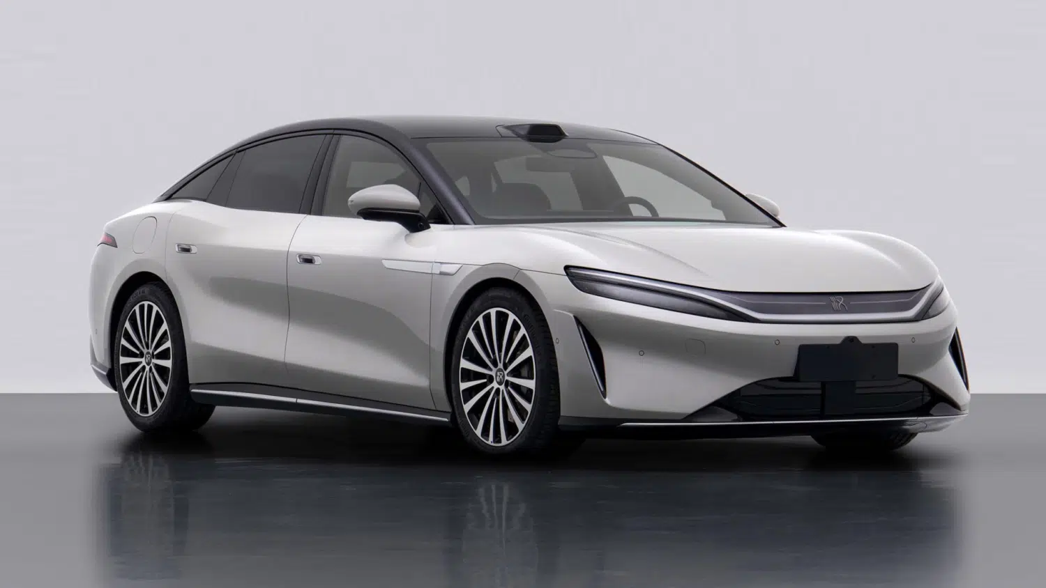 BYD Great Han представляет ключевые характеристики с мощностью до 764 л.с. и запасом хода 1,008 км
