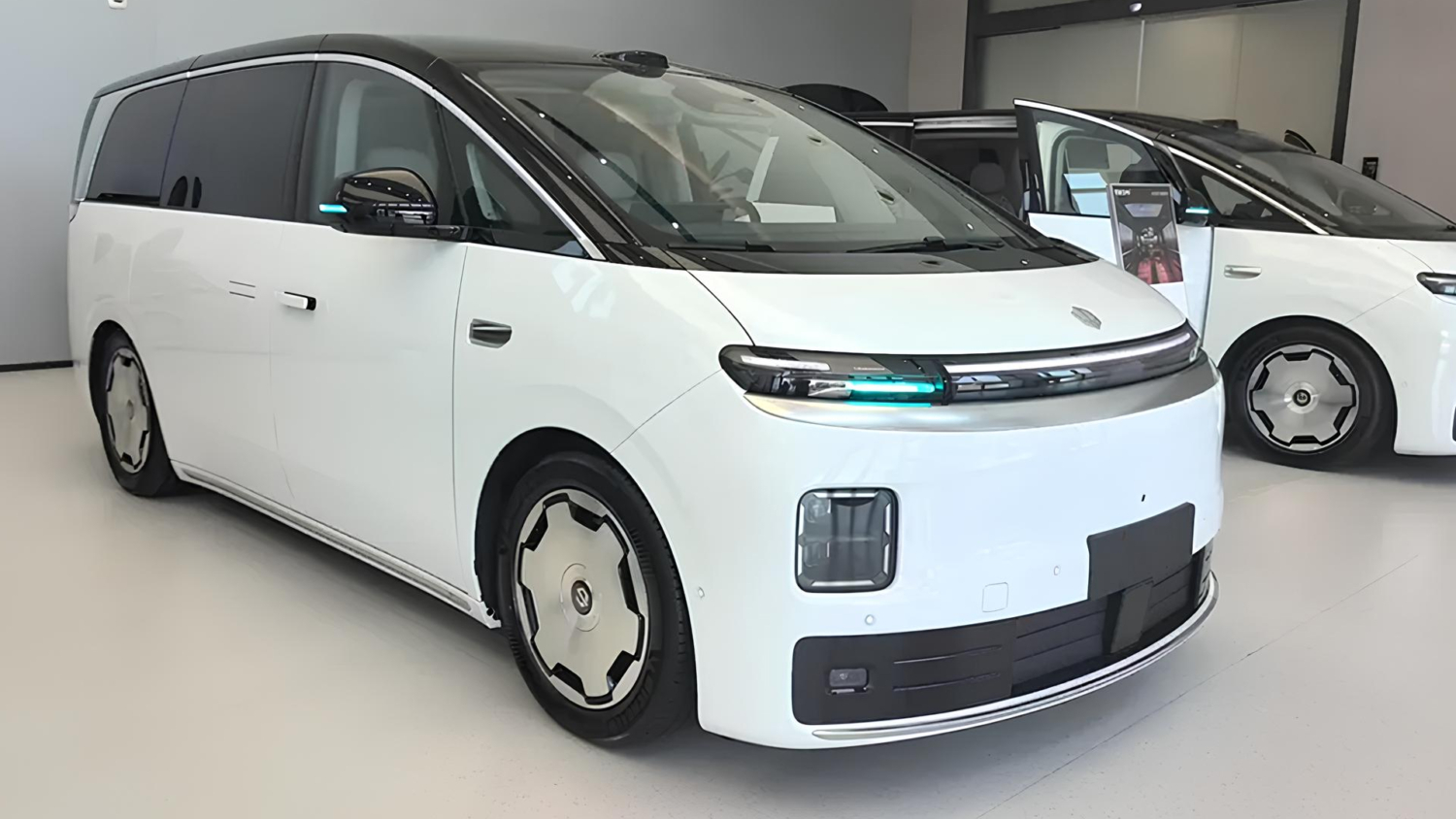 Минивэн Leapmotor D99 EREV с батареей на 80,3 кВтч поступил в продажу в Китае