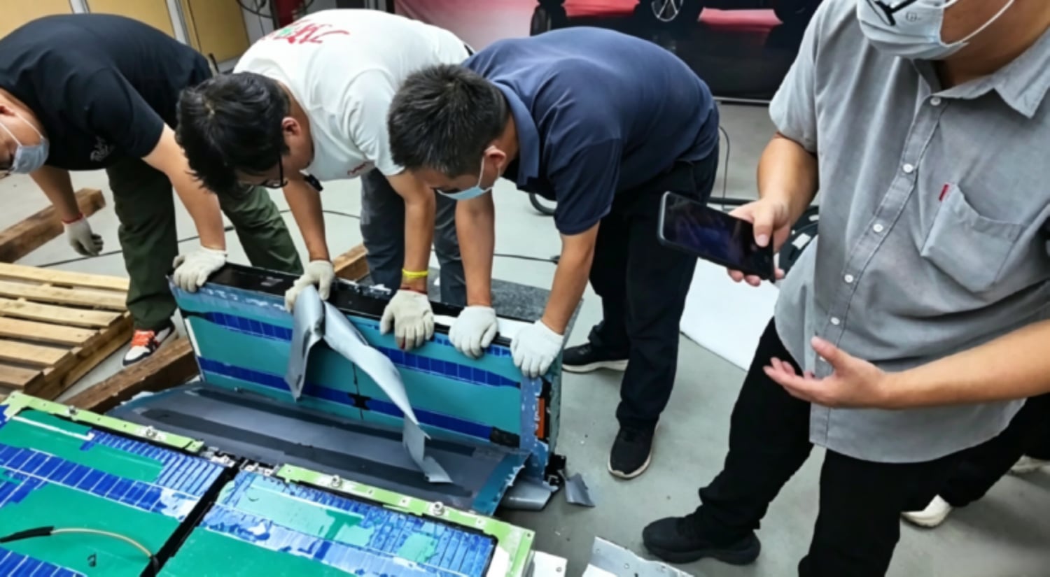 Спор вокруг аккумулятора BYD Blade Battery 2.0 обострился после того, как блогер заявил, что автопроизводитель подал заявление в полицию